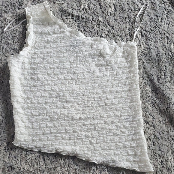 DIVIDED White Textured One-Shoulder Top. Size Large - Picture 6 of 8